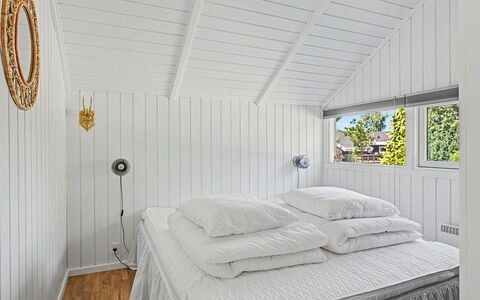 Troen - 400M from the Sea: Holz, Decke, Interior Design, Schlafzimmer, Fussboden, Flooring, Linens, Bett, Bedding, Bettdecke