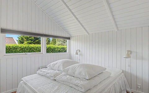 Troen - 400M from the Sea: Holz, Decke, Interior Design, Flooring, Fussboden, Schlafzimmer, Bett, Linens, Bedding, Bettdecke