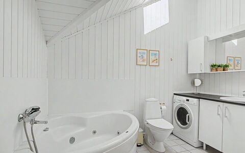 Troen - 400M from the Sea: Flooring, Interior Design, Armatur, Fussboden, Decke, Sinken, Zapfhahn, Installation, Badezimmer, Zuhause