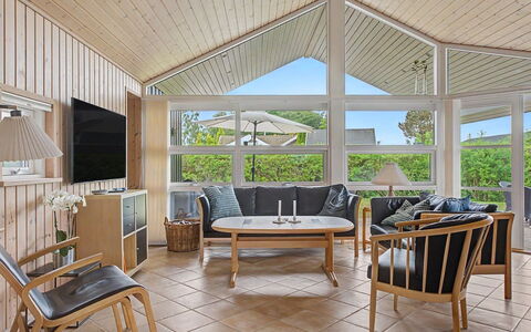 Wilma - 220M from the Sea: Holz, Interior Design, Decke, Möbel, Flooring, Fussboden, Zuhause, Couch, Wohnzimmer, Tür