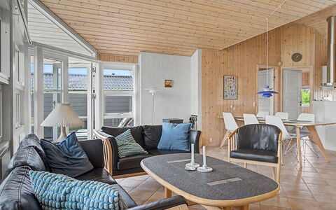 Wilma - 220M from the Sea: Holz, Flooring, Fussboden, Interior Design, Möbel, Decke, Holzboden, Wohnzimmer, Zuhause, Couch