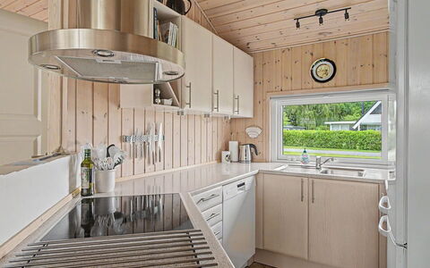 Wilma - 220M from the Sea: Holz, Küche, Countertop, Interior Design, Flooring, Küchengerät, Decke, Cabinetry, Fussboden, Armatur