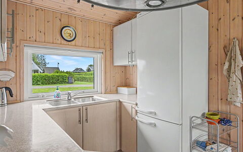 Wilma - 220M from the Sea: Holz, Decke, Holzbeize, Hartholz, Küchengerät, Haushaltsgerät, Küche, Countertop, Sperrholz, Cabinetry