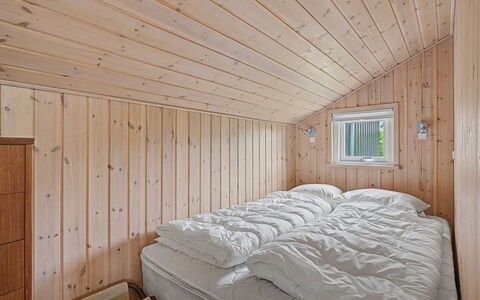 Wilma - 220M from the Sea: Holz, Decke, Schlafzimmer, Fussboden, Interior Design, Zuhause, Flooring, Hartholz, Holzbeize, Bett
