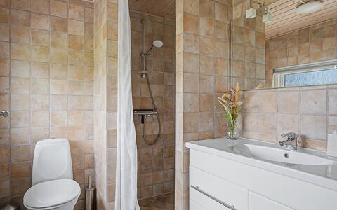 Wilma - 220M from the Sea: Flooring, Wand, Badezimmer, Armatur, Fussboden, Interior Design, Toilette, Installation, Sinken, Fliese