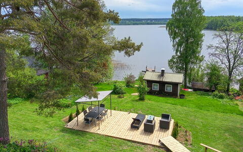 Villa Aurinkorinne: Gras, Strauch, Grundstueck, Ländliches Gebiet, Hütte, Rasen, Garten, Garten, Hinterhof