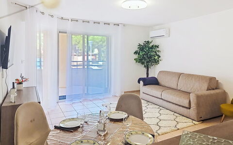 Nautica: Möbel, Interior Design, Flooring, Fussboden, Couch, Holz, Decke, Wohnzimmer, Zimmer, Beleuchtung