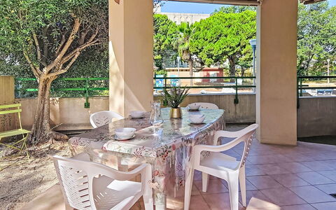 Nautica: Möbel, Fussboden, Stuhl, Gartenmöbel, Tisch Im Freien, Schatten, Küche & Esszimmer Tisch, Balkon, Resort, Terrasse