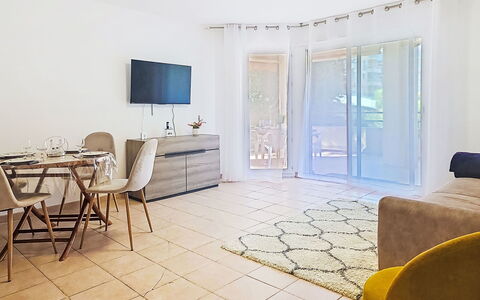 Nautica: Flooring, Möbel, Interior Design, Fussboden, Zimmer, Stuhl, Wohnzimmer, Wohnung, Couch, Decke