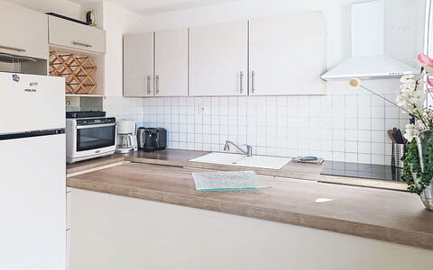Nautica: Küche, Küchengerät, Flooring, Major Appliance, Countertop, Interior Design, Fussboden, Holz, Cabinetry, Möbel