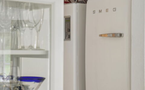 Nadica - 415M from the Sea: Major Appliance, Kühlschrank, Küchengerät, Haushaltsgerät, Regale, Regal, Küche, Flasche, Cabinetry, Countertop