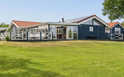 Saku - 375M from the Sea: Dach, Zuhause, Hütte, Einfach, Estate, Veranda, Schatten, Bauernhaus, Rasen, Abstellgleis