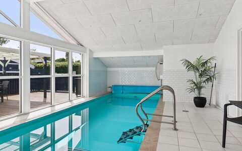Saku - 375M from the Sea: Flooring, Schwimmbad, Fussboden, Resort, Decke, Design, Hotel, Stuhl, Fliese, Zimmerpflanze