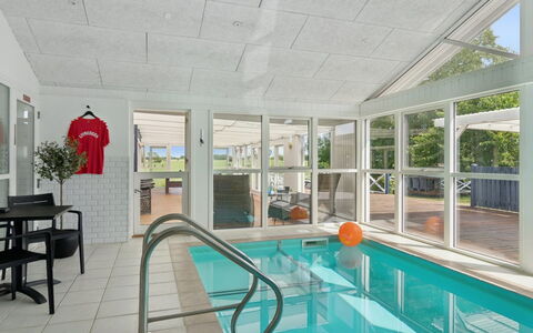 Saku - 375M from the Sea: Flooring, Fussboden, Interior Design, Möbel, Tür, Verbundwerkstoff, Decke, Stuhl, Resort, Schwimmbad