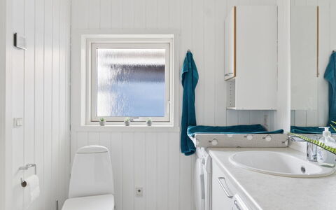 Saku - 375M from the Sea: Armatur, Flooring, Fussboden, Sinken, Zapfhahn, Toilette, Installation, Badezimmer, Decke, Toilleten Sitz