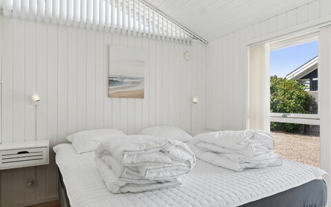 Saku - 375M from the Sea: Schlafzimmer, Decke, Bett, Bedding, Bettdecke, Hartholz, Design, Planke, Bettrahmen, Daylighting