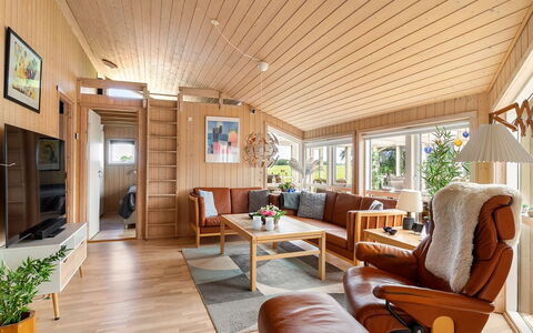 Saku - 375M from the Sea: Holz, Möbel, Flooring, Interior Design, Fussboden, Decke, Holzboden, Couch, Zuhause, Wohnzimmer