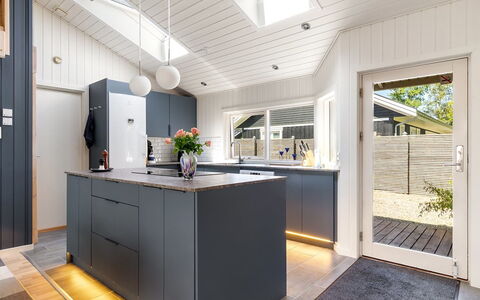 Saku - 375M from the Sea: Holz, Flooring, Interior Design, Küche, Decke, Fussboden, Countertop, Holzboden, Küchengerät, Cabinetry