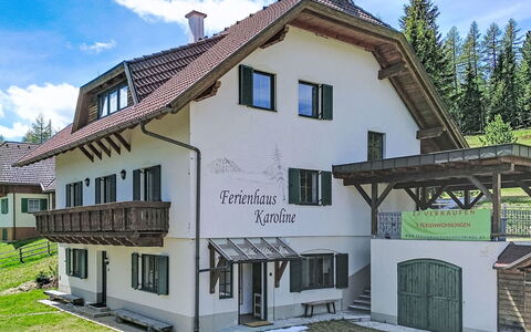 Apartment 5: Fenster, Haus, Zuhause, Dach, Wohngebiet, Hütte, Veranda, Menschliche Siedlung, Tür, Abstellgleis