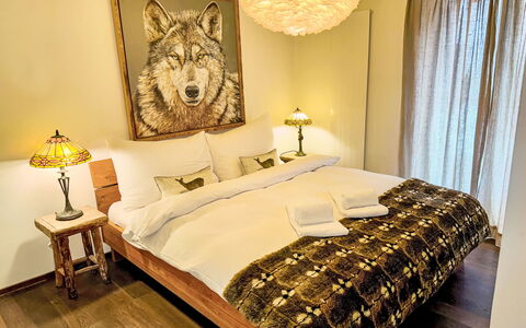 Val Signina Apt. 6-7: Bett, Möbel, Schlafzimmer, Interior Design, Bedding, Bettdecke, Flooring, Holz, Fussboden, Kissen
