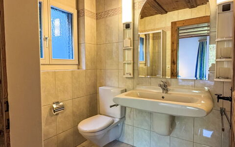 Casa sur Vitg: Badezimmer, Flooring, Armatur, Fussboden, Bad Sink, Interior Design, Holz, Decke, Sinken, Zapfhahn