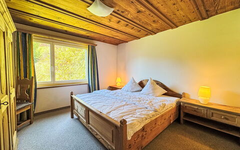 Casa sur Vitg: Holz, Schlafzimmer, Bett, Bettdecke, Interior Design, Bedding, Zimmer, Decke, Bettrahmen, Fussboden
