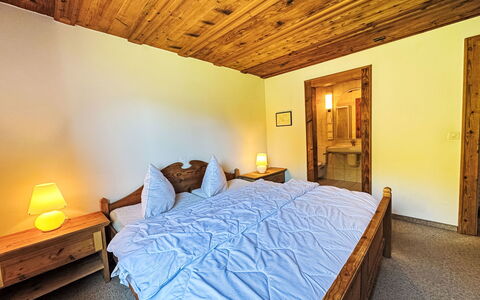 Sur Vitg: Holz, Hütte, Hartholz, Schlafzimmer, Holzbeize, Bettrahmen, Bett, Bettdecke, Bedding, Holzboden