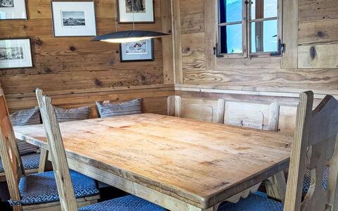 Casa sur Vitg: Möbel, Interior Design, Flooring, Tabelle, Esszimmer, Holz, Fussboden, Stuhl, Küche & Esszimmer Tisch, Decke