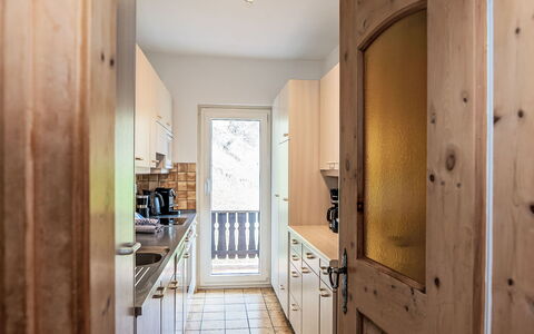 Chesa Minchületta: Countertop, Küche, Interior Design, Holz, Flooring, Decke, Cabinetry, Fussboden, Möbel, Zimmer