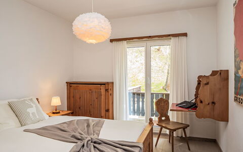 Chesa Minchületta: Möbel, Interior Design, Bett, Schlafzimmer, Wand, Flooring, Bedding, Fussboden, Holz, Zimmer