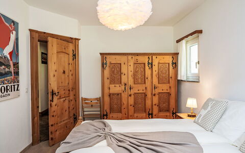 Chesa Minchületta: Möbel, Bett, Interior Design, Schlafzimmer, Bedding, Wand, Fussboden, Flooring, Bettdecke, Zimmer
