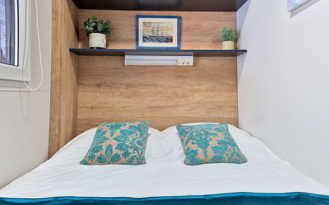 Arsen: Schlafzimmer, Bett, Möbel, Interior Design, Linens, Textil, Bettdecke, Kissen, Bedding, Dekokissen