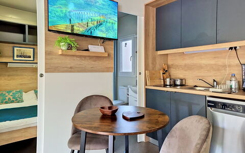 Arsen: Möbel, Interior Design, Holz, Flooring, Fussboden, Zimmer, Holzbeize, Wohnzimmer, Stuhl, Dekokissen