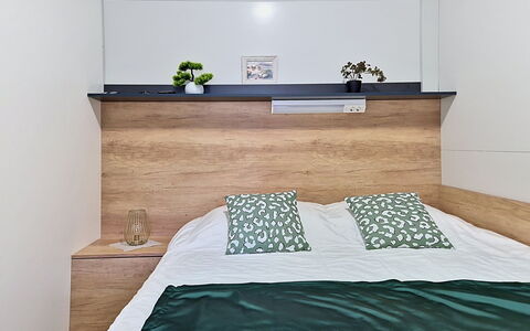Arsen: Möbel, Bett, Schlafzimmer, Interior Design, Bedding, Wand, Bettdecke, Holz, Linens, Fussboden