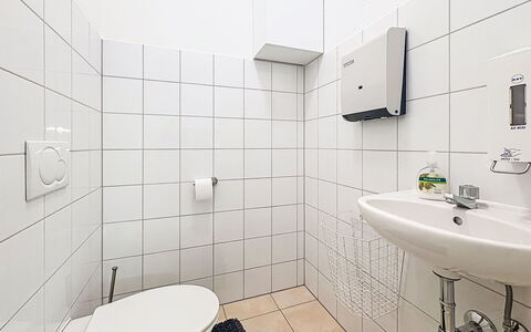 Ferienwohnung Maria: Flooring, Armatur, Fussboden, Interior Design, Badezimmer, Toilette, Toilleten Sitz, Installation, Zimmer, Zapfhahn