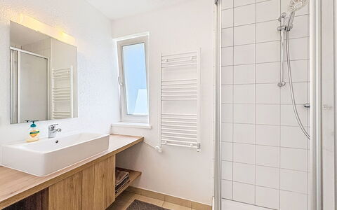 Ferienwohnung Maria: Flooring, Interior Design, Fussboden, Armatur, Wand, Badezimmer, Holz, Decke, Zapfhahn, Sinken