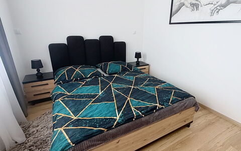 Korzo: Bett, Schlafzimmer, Möbel, Bedding, Flooring, Bettdecke, Holz, Fussboden, Interior Design, Linens