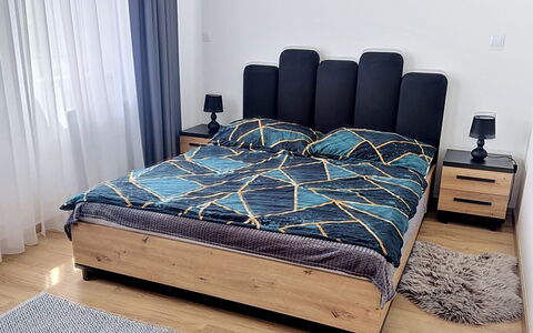Korzo: Möbel, Schlafzimmer, Holz, Bett, Textil, Flooring, Bedding, Bettrahmen, Bettdecke, Fussboden