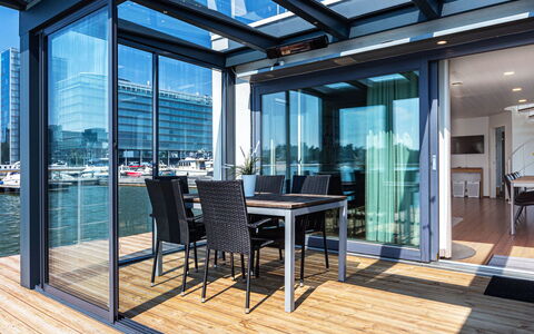 Villa Helmi: Fussboden, Flooring, Interior Design, Glas, Wohnung, Hartholz, Holzboden, Balkon, Deck, Geschäftshaus