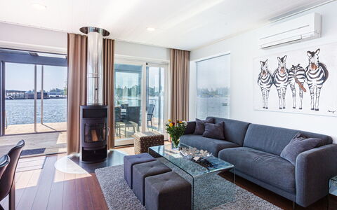 Villa Helmi: Möbel, Interior Design, Couch, Flooring, Decke, Wohnzimmer, Fussboden, Zuhause, Beleuchtung, Wohnung