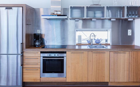 Villa Helmi: Küchengerät, Holz, Küche, Major Appliance, Flooring, Interior Design, Möbel, Countertop, Haushaltsgerät, Cabinetry