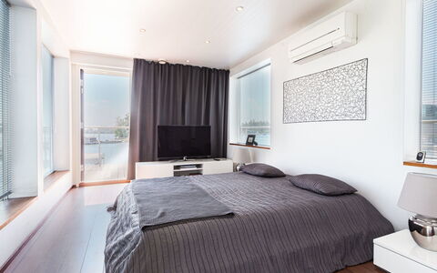 Villa Helmi: Möbel, Bett, Interior Design, Schlafzimmer, Wand, Fussboden, Flooring, Bedding, Bettdecke, Decke