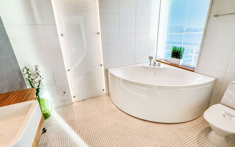 Villa Helmi: Flooring, Armatur, Badezimmer, Fussboden, Interior Design, Installation, Zapfhahn, Fliese, Toilette, Zimmer