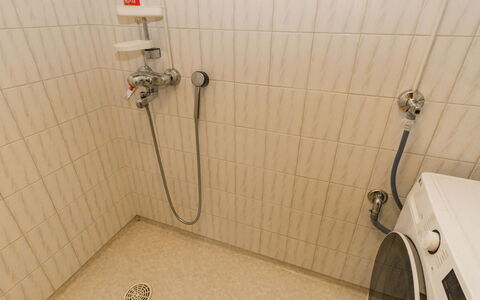 Villa Jumalvik: Flooring, Armatur, Badezimmer, Fussboden, Duschkopf, Installation, Dusche, Brausenstange, Fliese, Duschpaneel