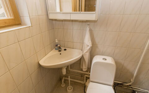 Villa Jumalvik: Toilleten Sitz, Badezimmer, Armatur, Wand, Flooring, Toilette, Fussboden, Bad Sink, Sinken, Installation