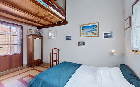 La Grainette: Wand, Schlafzimmer, Holz, Bett, Fussboden, Möbel, Flooring, Interior Design, Bettdecke, Decke