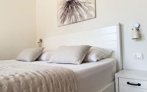 Stella: Bett, Möbel, Bedding, Schlafzimmer, Bettdecke, Interior Design, Linens, Holz, Fussboden, Zimmer