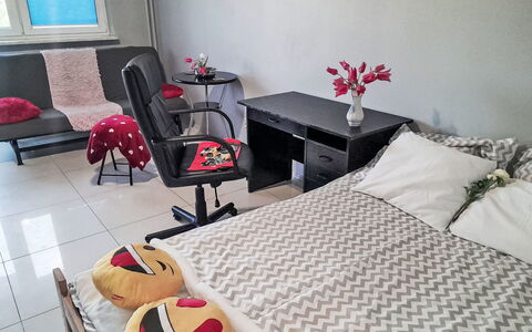 Przy Klifie: Möbel, Interior Design, Schlafzimmer, Bett, Fussboden, Bettdecke, Linens, Zimmer, Bedding, Flooring