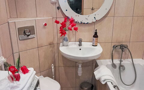 Przy Klifie: Bad Sink, Armatur, Interior Design, Sinken, Möbel, Fussboden, Zapfhahn, Zimmer, Installation, Badezimmer