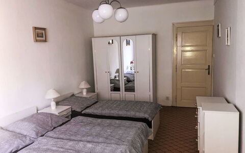Forestside Villa: Bett, Schlafzimmer, Möbel, Bettdecke, Bedding, Fussboden, Flooring, Interior Design, Zimmer, Bettrahmen